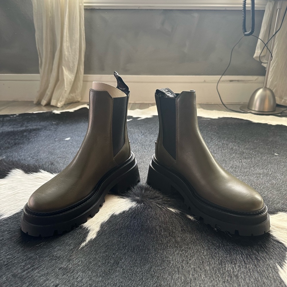 Zadig Voltaire Boots
Brand New Box Included
Size Women’s 7.5